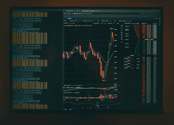 Bilgisayar ekranında Ethereum Kripto para birimi programı çıkartılıyor. Kripto madencisiyle bilgisayar görüntüsü. Şifreli şamdanlarla maden çıkarma işlemi. Seçici odak.