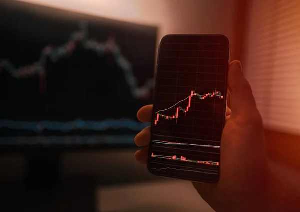 Smartphone Skärm Med Crypto Valutakurser Med Datorskärmen Bakgrunden Aktiesparare Analysera — Stockfoto