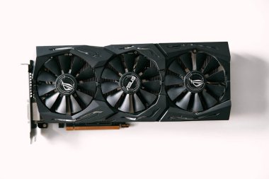 04.26.2021 Gdansk, Polonya. Modern bir Grafik İşlem Birimi. 3 hayranı olan bir PCI Express ekran kartı. PC oyun donanımı.