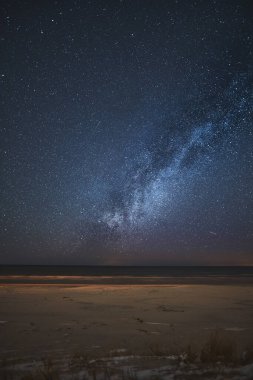 Gece gökyüzündeki Samanyolu galaksilerinin gerçek fotoğrafı. Yazın yıldızlı bir gökyüzünün arka planı. Sonsuz uzay dokusu.