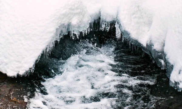 凍結した森の中でさわやかな水の流れのクローズアップ 水遊びの詳細 — ストック写真