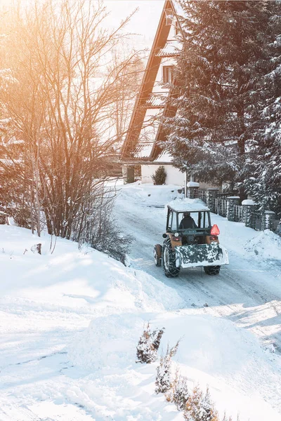 Tractor Quitando Nieve Zona Suburbana Montaña Bulldozer Carreteras Deshielo Campo — Foto de Stock