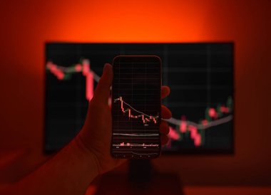 Bilgisayar ekranında bitcoin grafiği var. Çevrimiçi ticaret. Şifreli döviz kuru kırmızı zemin ile düşerken çevrimiçi ticaret kavramı. Sanal para birimi borsası.