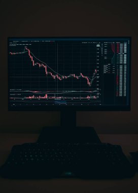 Bilgisayar ekranında Ethereum madencisi görünüyor. Kripto para madenciliği kavramı. Miner yazılımı arka planda çalışan ve geçerli şifreleme değişim oranlarını gösteren bir PC Monitörü.