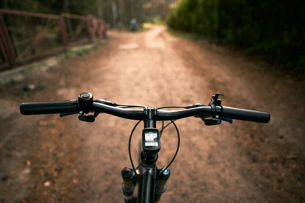 Ovanifrån Mountainbike Styre Och Suddig Längdskog Väg Begreppet Extrem Aktivitet — Stockfoto