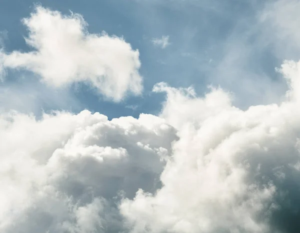 Μακρινά Άσπρα Σύννεφα Στον Ουρανό Κατά Διάρκεια Μιας Ηλιόλουστης Ημέρας — Φωτογραφία Αρχείου