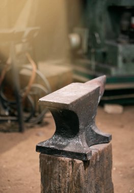 Eski bir nalbant atölyesinde örse yakın çekim. Çalışkan işçilik kavramı.