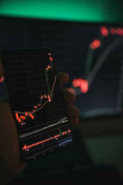 Ekonomik göstergeler ve grafikler arka planda saat ve grafik ile. Mali risk yönetimi ve ön ödeme oranı kavramı. İş fikri ya da yatırım tasarımı için uygun. Soyut finansal grafik.