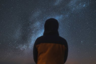 Samanyolu Galaksisi 'ne bakan bir adam. Bilim ve gelecek teknolojileri kavramı