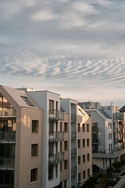 Utsidan Modern Lägenhet Bostadsområde Med Ekologiska Och Hållbara Gröna Bostadshus — Stockfoto