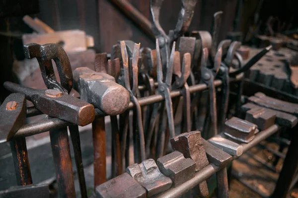 Eisenwaren Und Werkzeuge Der Schmiede Das Innere Einer Alten Schmiede — Stockfoto