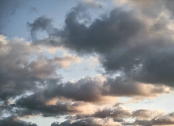 Bewölkter Himmel Bei Sonnenuntergang Wolkenblick Nach Einem Harten Arbeitstag — Stockfoto