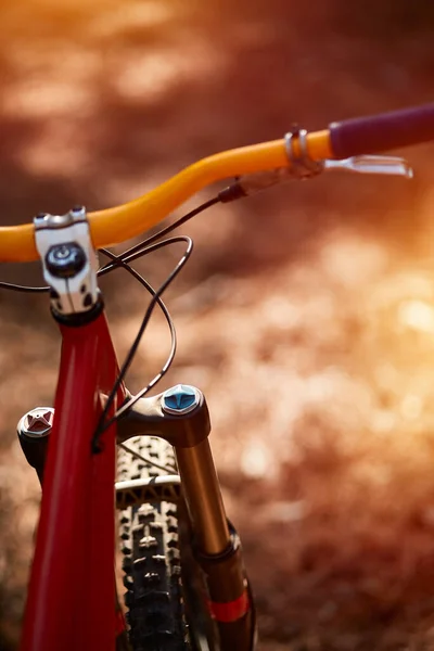 Performanslı Bir Dağ Bisikleti Çatalının Dış Çekimleri Geçmişi Bulanık Pahalı — Stok fotoğraf