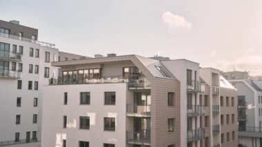 Şehir zamanındaki modern apartman binası. Arka planda gökyüzü hareket eden çağdaş kondominyum