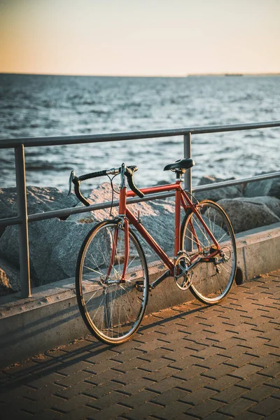 Rennrad Einem Metallgeländer Gelehnt Konzept Eines Lebensstils Meeresnähe — Stockfoto