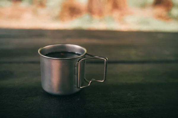테이블에 타이탄 모험을 여행하는 커피를 마시는 — 스톡 사진