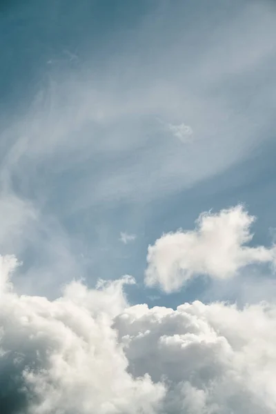 Nuvens Brancas Distantes Céu Durante Dia Ensolarado Verão — Fotografia de Stock