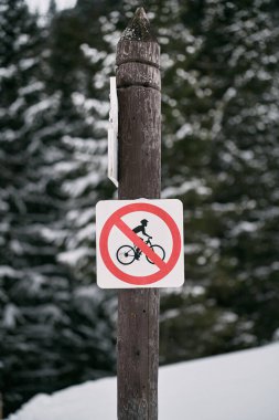 Bisiklet İşareti Yasak. Yol tabelasının gerçek bir fotoğrafı bisiklet sürmeyi yasaklıyor..