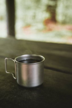 Titanyum kaplar açık havada. Ormanda yürüdükten sonra dinlenme kavramı.