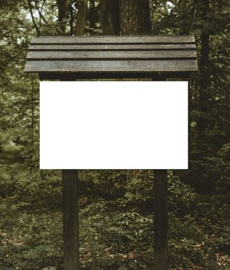 Ormandaki boş tabela. Ormandaki bilgilendirme tahtasının maketini yap.