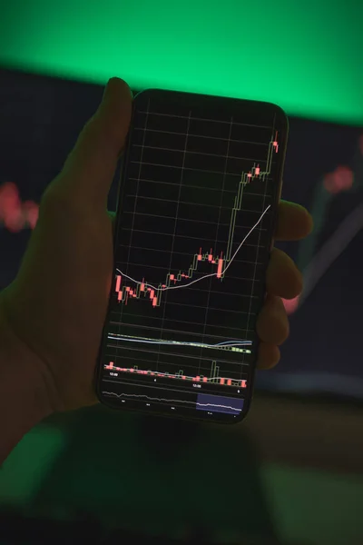 Smartphone Skärm Med Crypto Valutakurser Med Datorskärmen Bakgrunden Aktiesparare Analysera — Stockfoto