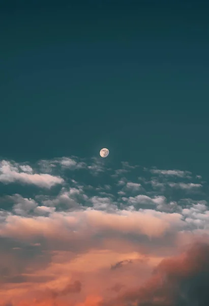 Мальовничі Фото Витонченого Місяця Вечірньому Небі — стокове фото