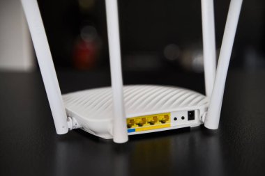 Ev kullanımı için 4 antenli modern bir WI-FI yönlendiricisinin yan görünümü