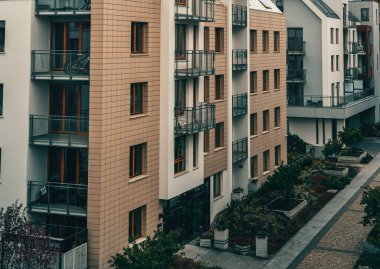 Altında yeşil bölgeler olan modern bir apartman. Avrupa 'da çevre dostu bir emlak yatırımı kavramı