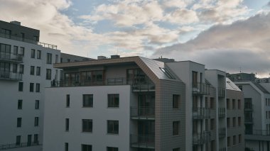 Modern düşük katlı apartman binası. Beyaz cepheli ve pencereli apartman dairesi