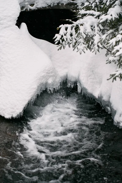 Corrente Água Espirrando Parque Inverno — Fotografia de Stock