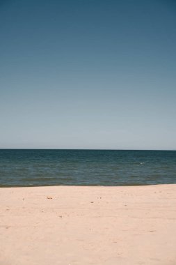 Deniz kenarının minimalist manzarası. Basit bir deniz manzarası.