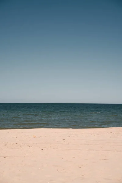 Deniz Kenarının Minimalist Manzarası Basit Bir Deniz Manzarası — Stok fotoğraf