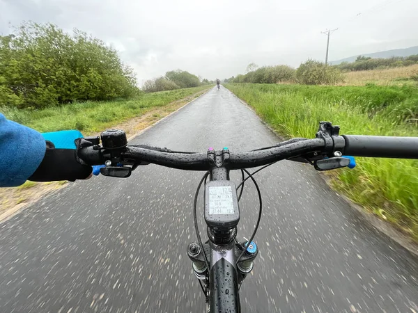 Jazda Rowerze Podczas Deszczowej Pogody Koncepcja Płytki Rower Złej Pogodzie — Zdjęcie stockowe