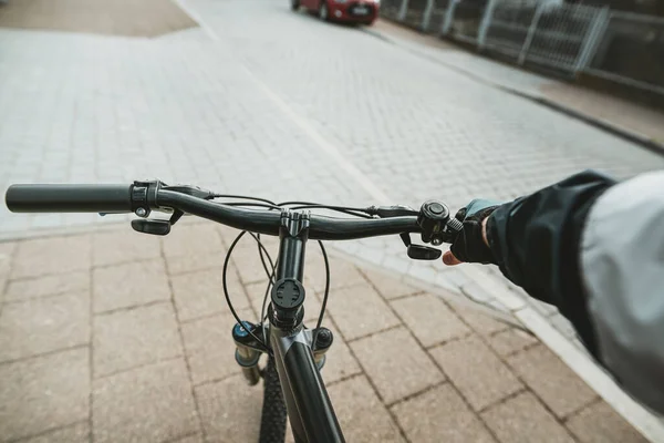 มมองคนแรก กรยาน คนท กรยาน บแฮนด กรยานด วยม อเด ยวในถ จกรรมก — ภาพถ่ายสต็อก