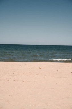 Deniz kenarının minimalist manzarası. Basit bir deniz manzarası.