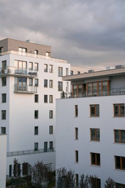 Modern bir apartman dairesinin dışı. Çevresel ve sürdürülebilir yeşil konut binaları, apartmanları ve yeşil avlusu olan düşük enerjili evler