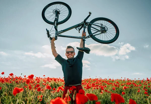 Kırsal Bölgede Bisikleti Olan Bir Adam Haşhaş Tarlasında Bisikletiyle Sakallı — Stok fotoğraf