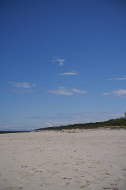 Deniz kenarının minimalist manzarası. Basit bir deniz manzarası.