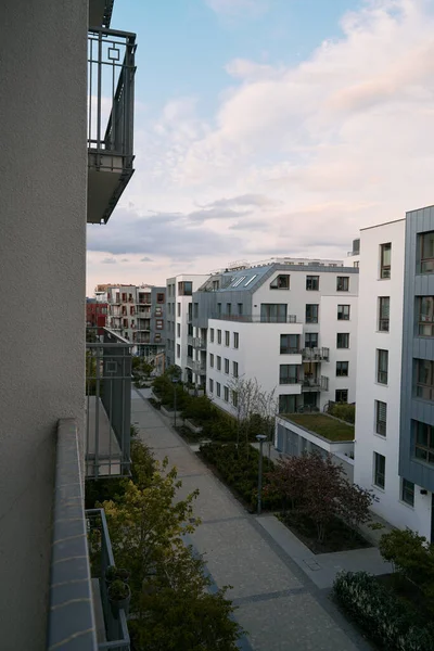 在一个现代公寓的外面 有生态和可持续绿色住宅 有公寓和绿色庭院的低能耗住宅的住宅区 — 图库照片