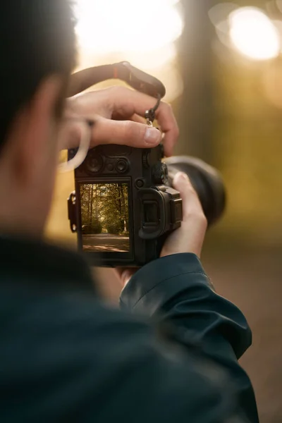 Zbliżenie Mężczyzny Trzymającego Nowoczesny Aparat Fotograficzny Patrząc Ekran Zbliżenie Kamery — Zdjęcie stockowe