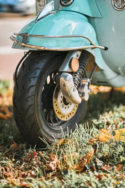 Detailní Záběr Kotoučovou Brzdu Retro Mopedu Zaparkovaného Ulici — Stock fotografie