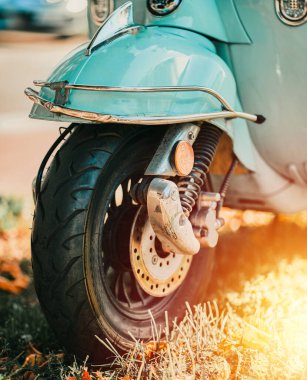 Moped disk freni yakın plan. Eski mobiletin ön tekerleğinde fren ve süspansiyon şok emici sistemi.