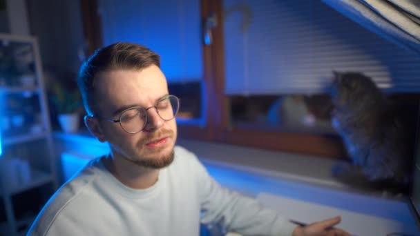 Homem Com Barba Óculos Está Falar Com Câmara Vlogger Explicando — Vídeo de Stock