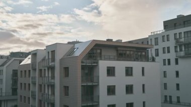 Avrupa 'daki modern apartman binası zaman ayarlı