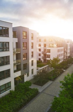 Avrupa 'da bir huzurevinde günbatımı. Daha iyi bir yaşam için modern mimari kavramı. Avrupa 'da çağdaş orta büyüklükteki apartman