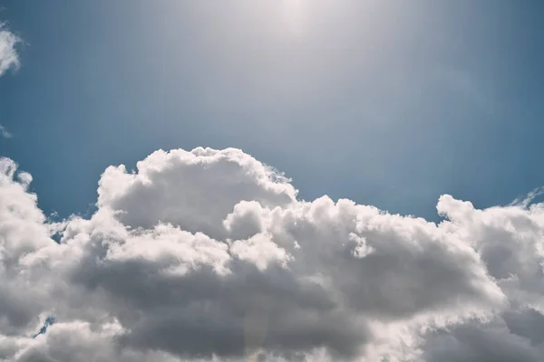 Céu Azul Com Nuvens Num Dia Ensolarado Fundo Natural Abstrato — Fotografia de Stock