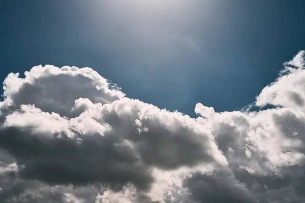 Céu Azul Com Nuvens Num Dia Ensolarado Fundo Natural Abstrato — Fotografia de Stock