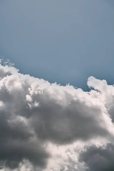 Dramatischer Himmelshintergrund Mit Kontrastwolken — Stockfoto