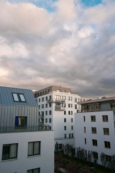 Moderne Belle Maison Appartements Dans Ville Européenne Avec Façade Lumineuse — Photo