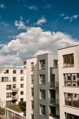 Modern düşük katlı apartman binası. Beyaz cepheli ve pencereli apartman dairesi